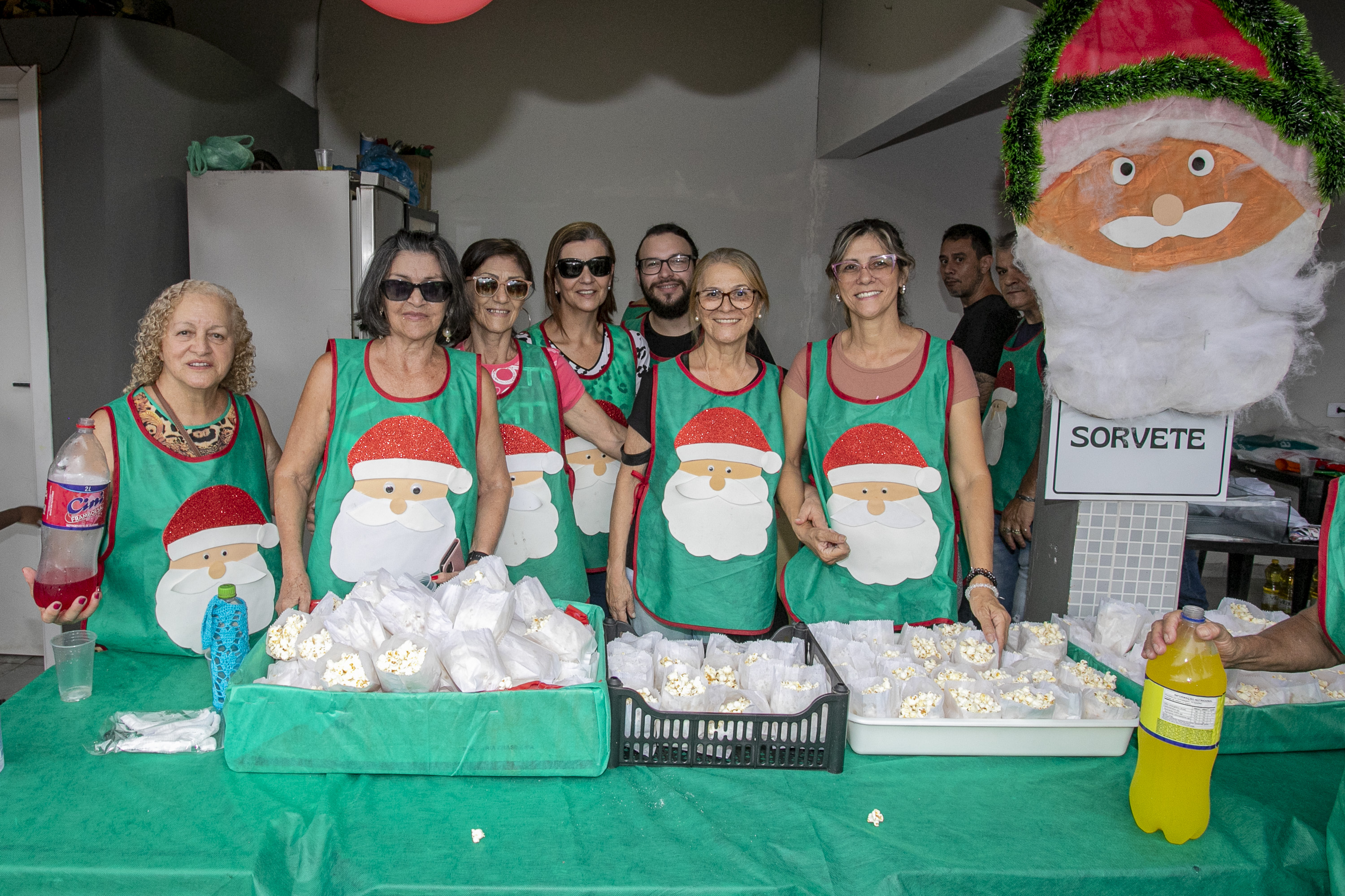 Famílias recebem doações do Natal Solidário da Portos do Paraná