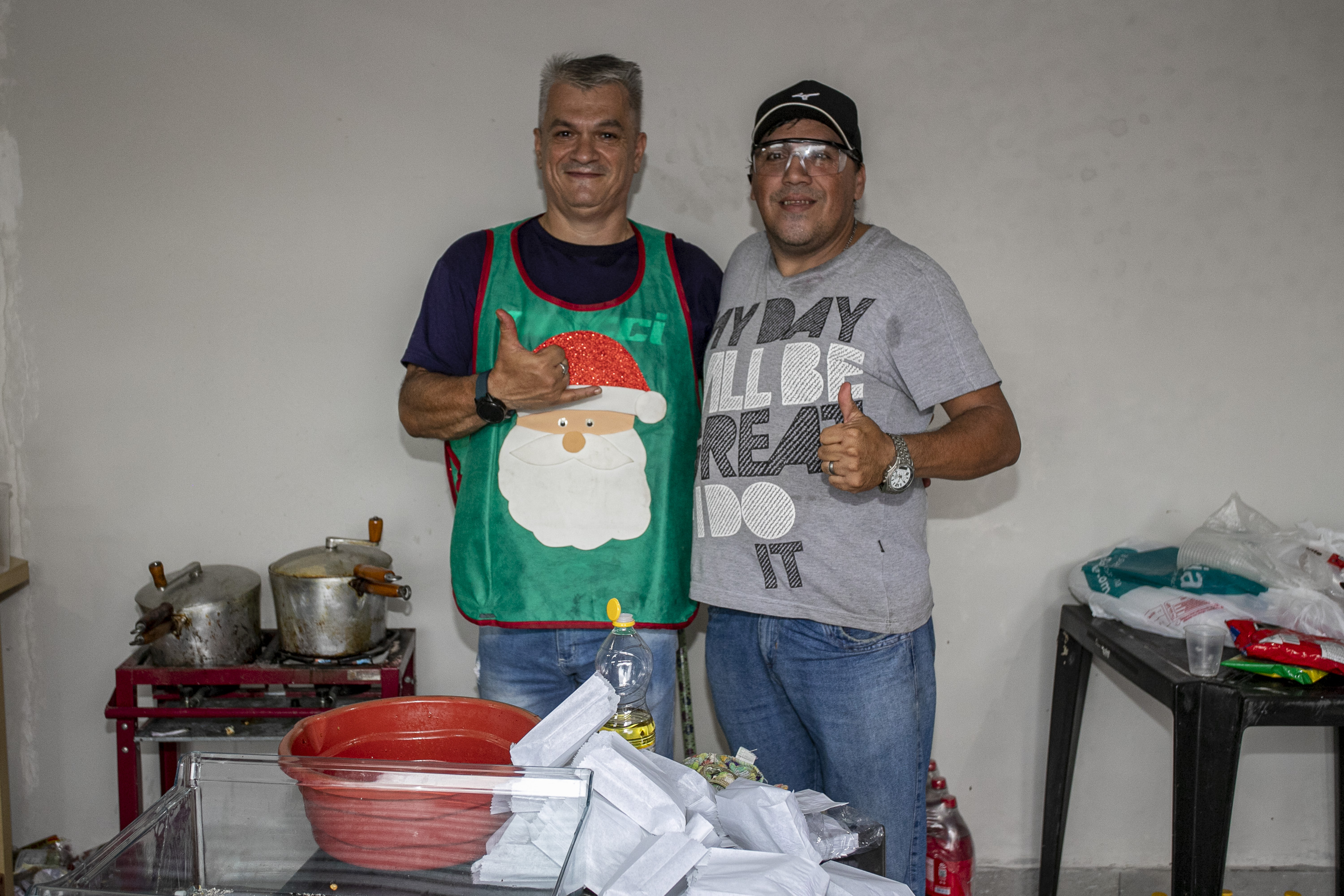Famílias recebem doações do Natal Solidário da Portos do Paraná