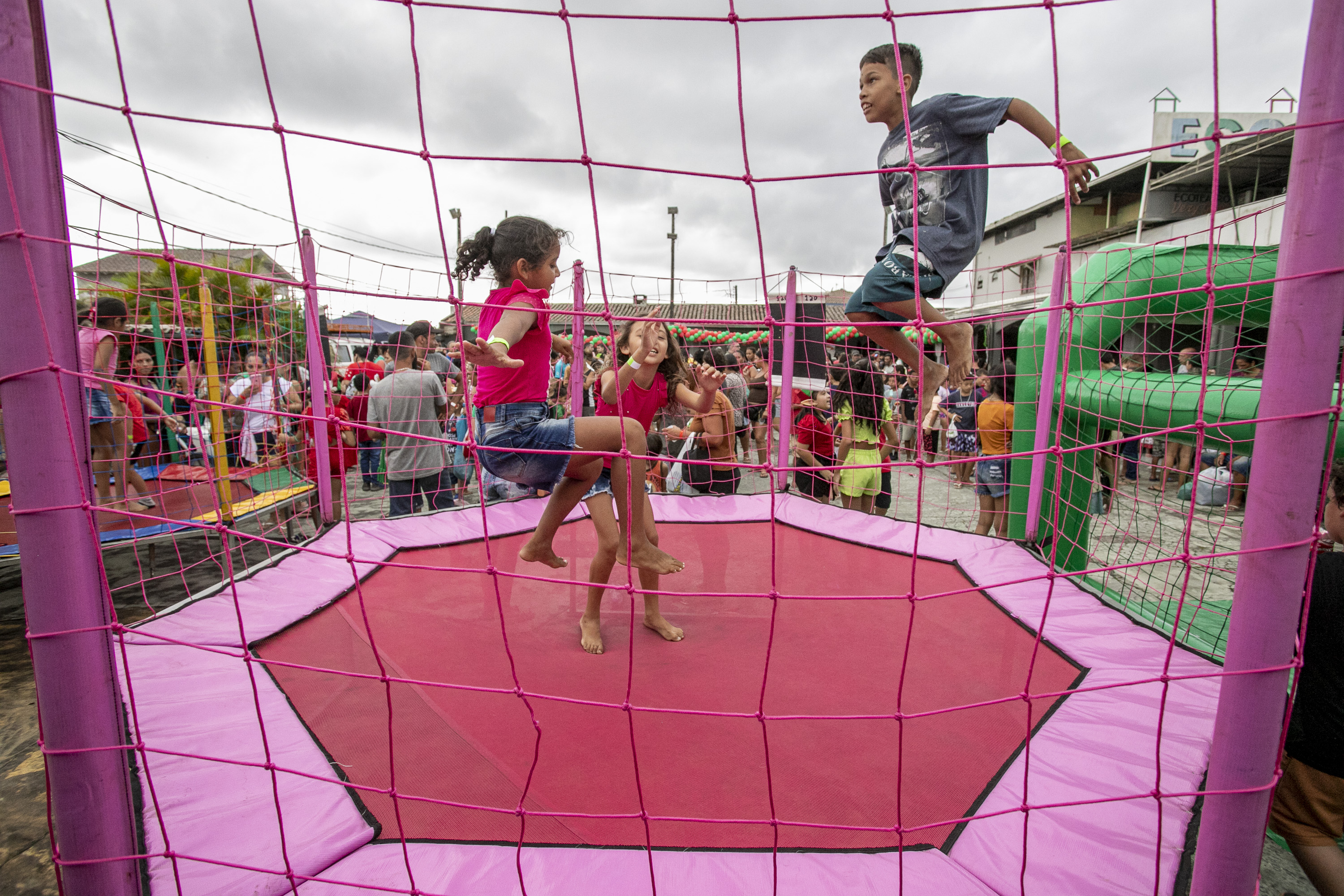 Famílias recebem doações do Natal Solidário da Portos do Paraná