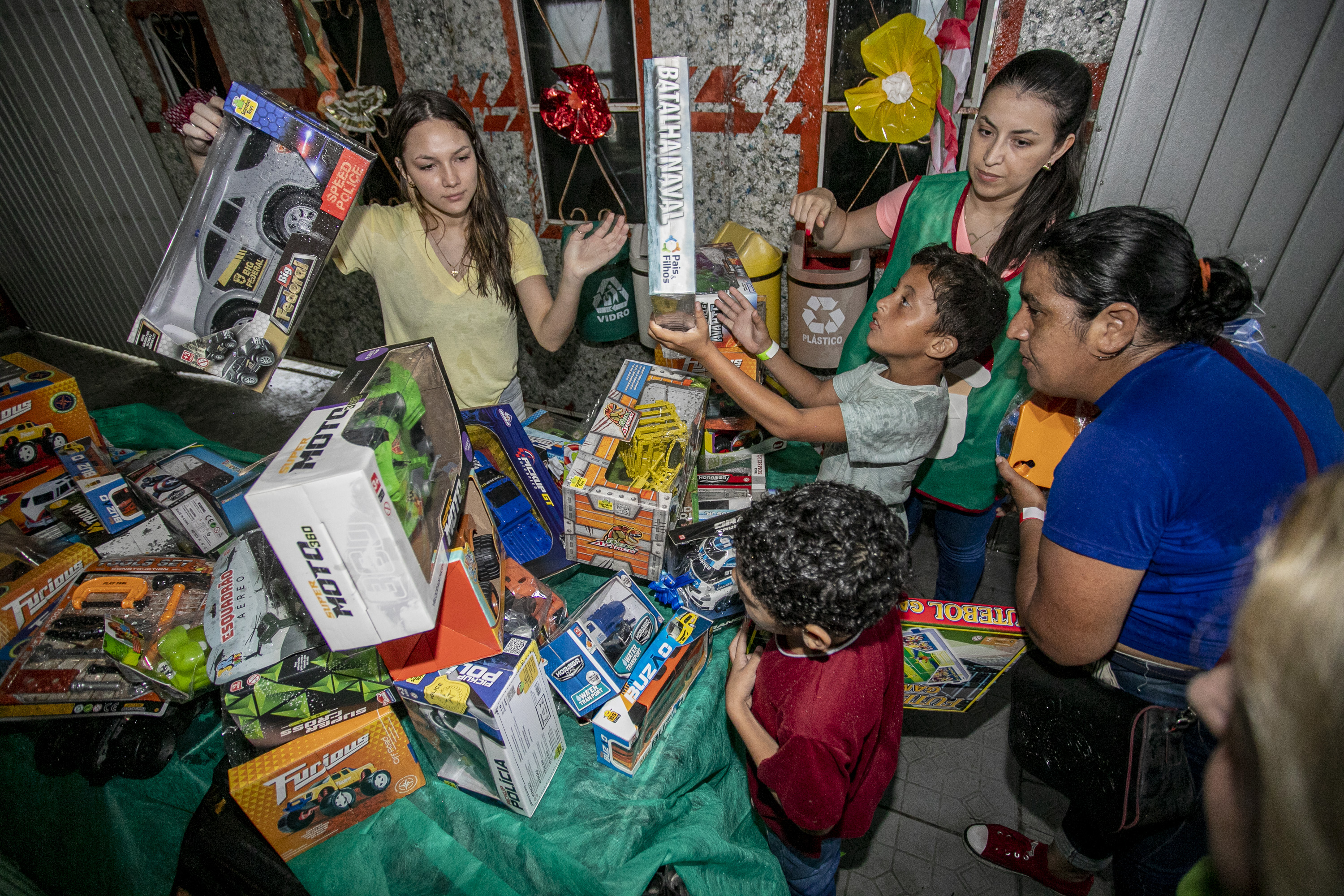 Famílias recebem doações do Natal Solidário da Portos do Paraná