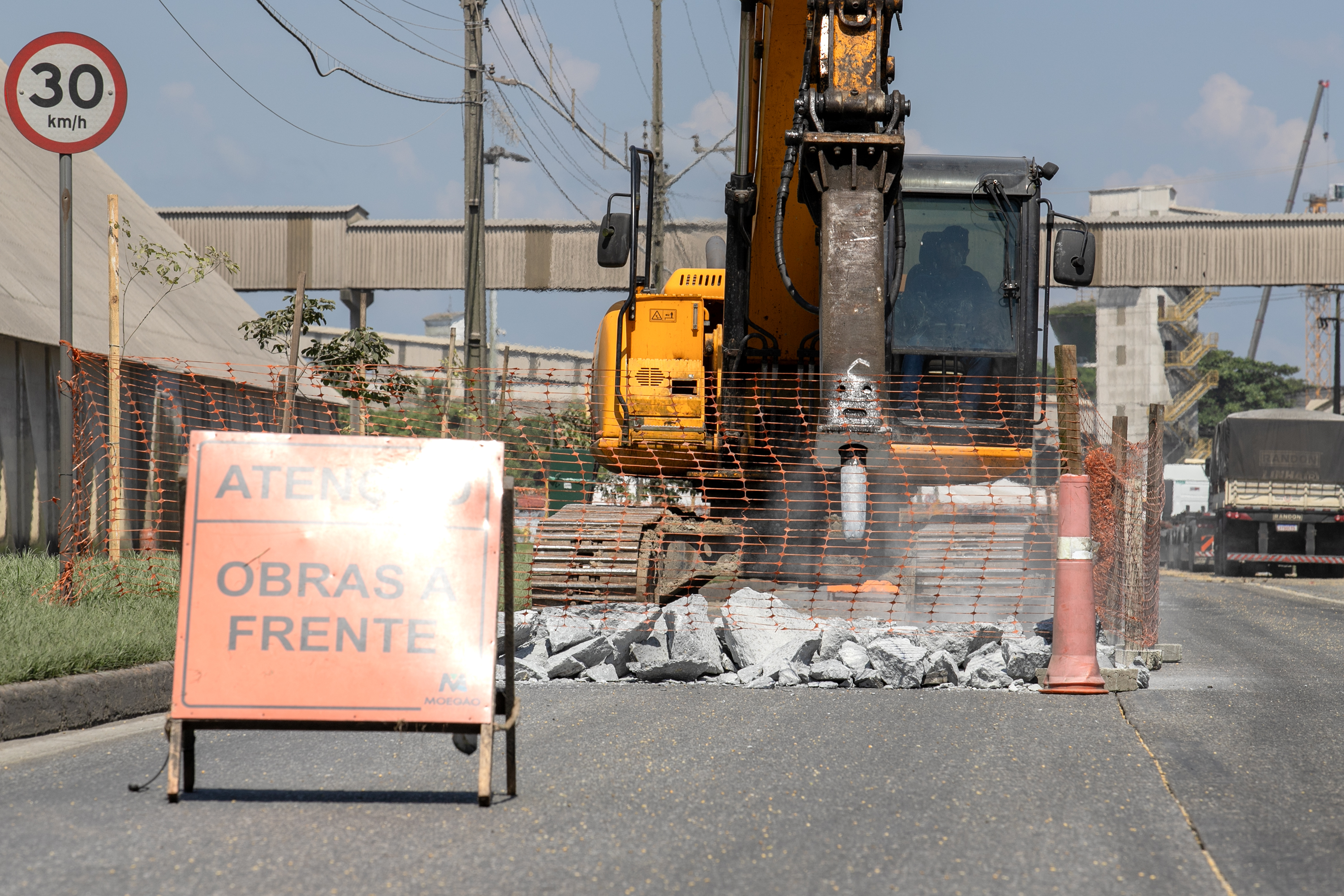 #ParaQuemNaoPodeVer A foto exibe uma obra na rua. Na imagem, há uma placa de aviso com o texto