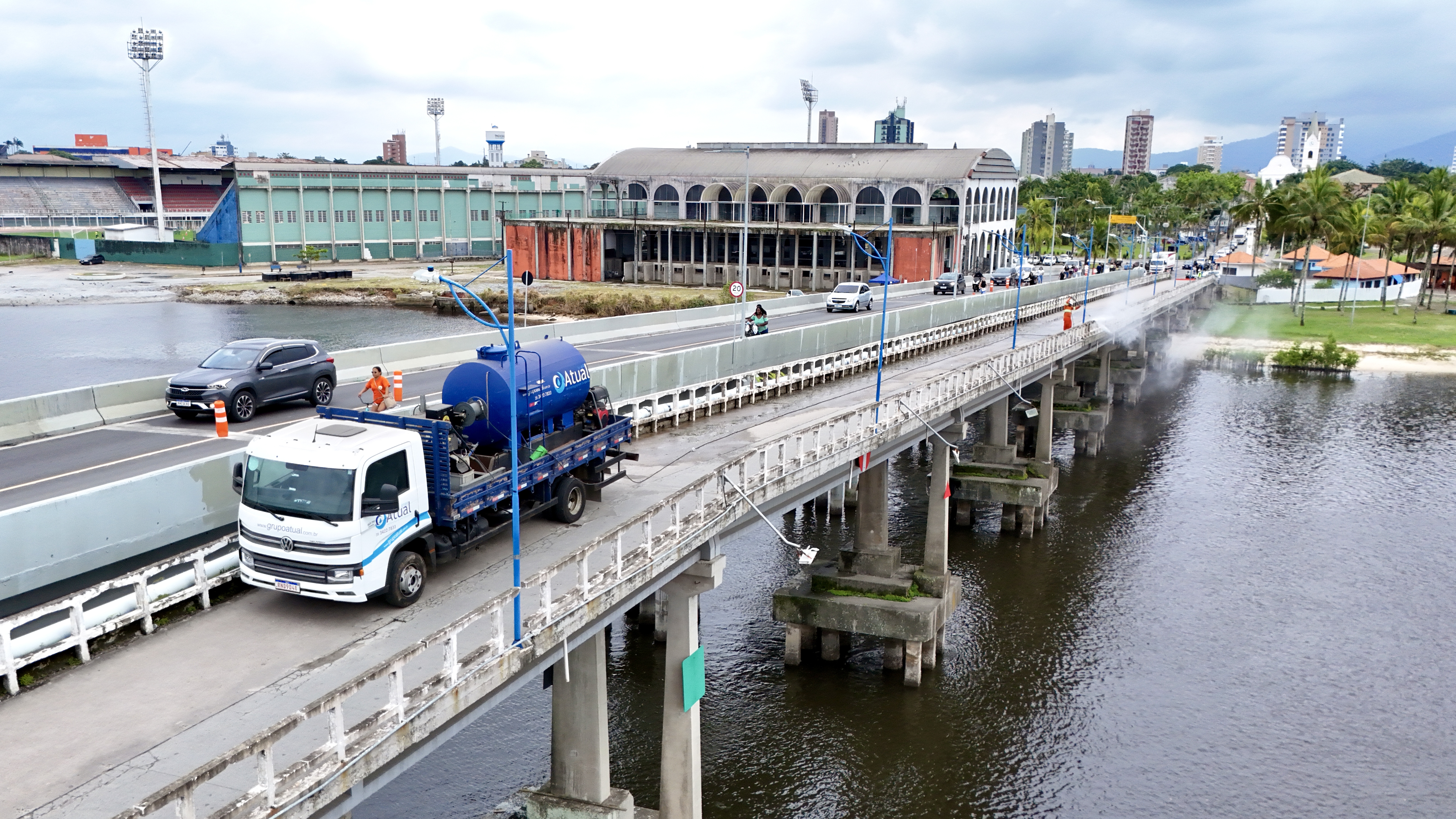 Portos do Paraná realiza limpeza da Ponte dos Valadares para ação artística
