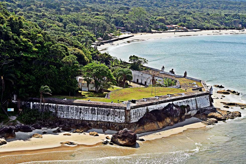 #praquemnaopodever imagem aérea mostra Muralha de paredes desgastadas na ponte da ilha com árvores ao fundo