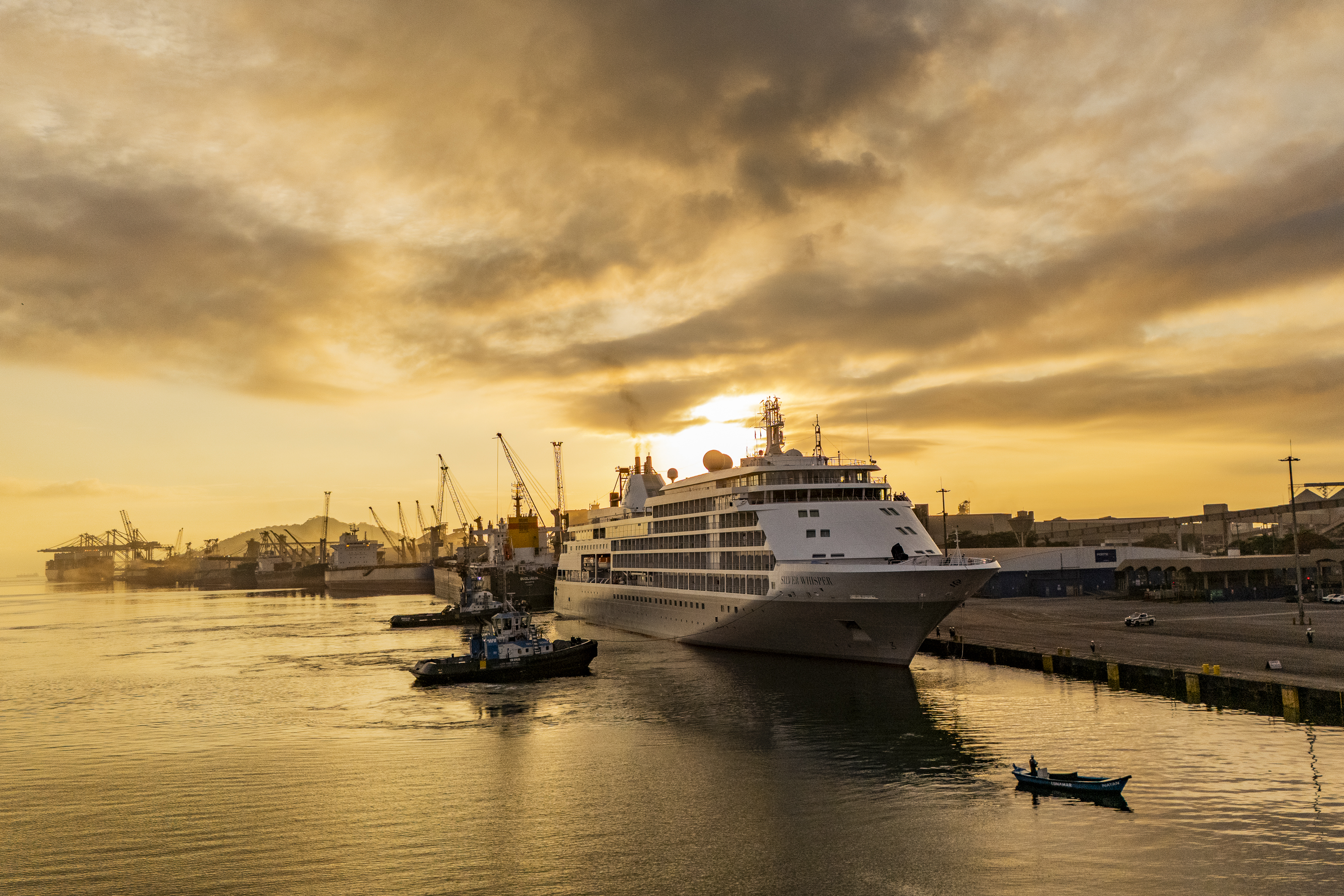 Navio Silver Whisper atracou pela primeira vez no Porto de Paranaguá trazendo mais de 700 passageiros