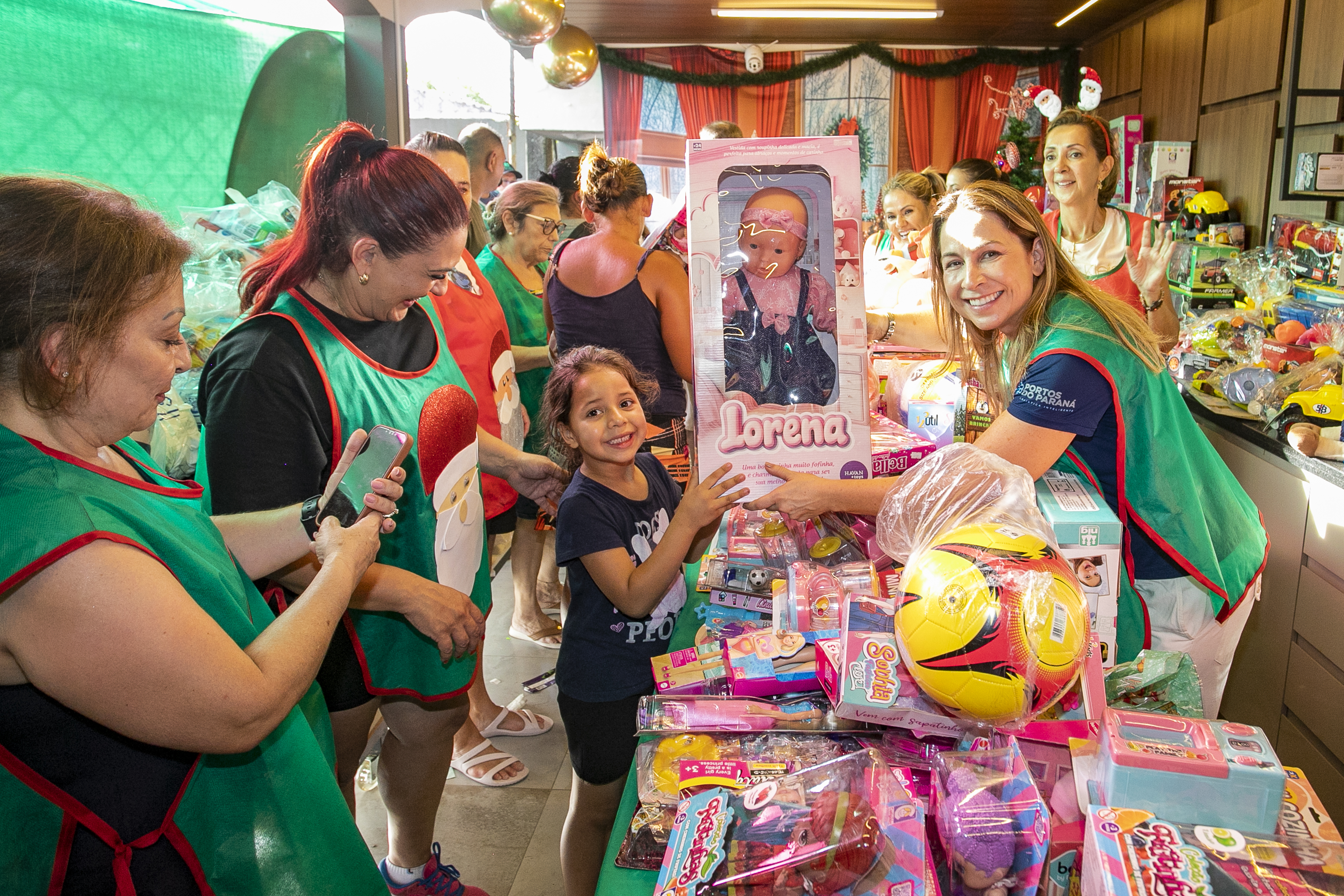 Natal Solidário da Portos do Paraná leva alegria a centenas de crianças em Paranaguá