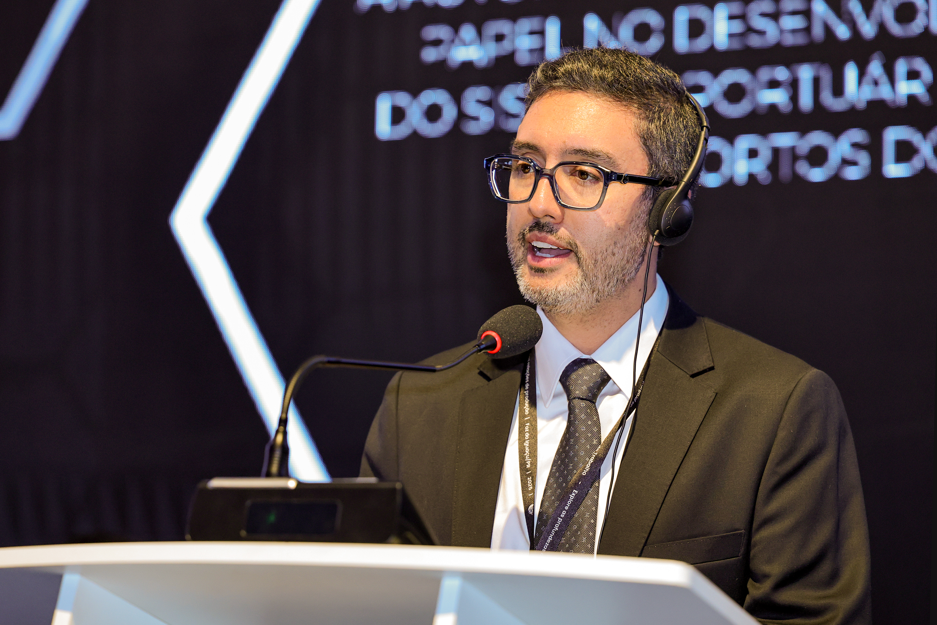 Portos do Paraná destaca avanços regulatórios e modernização em congresso internacional