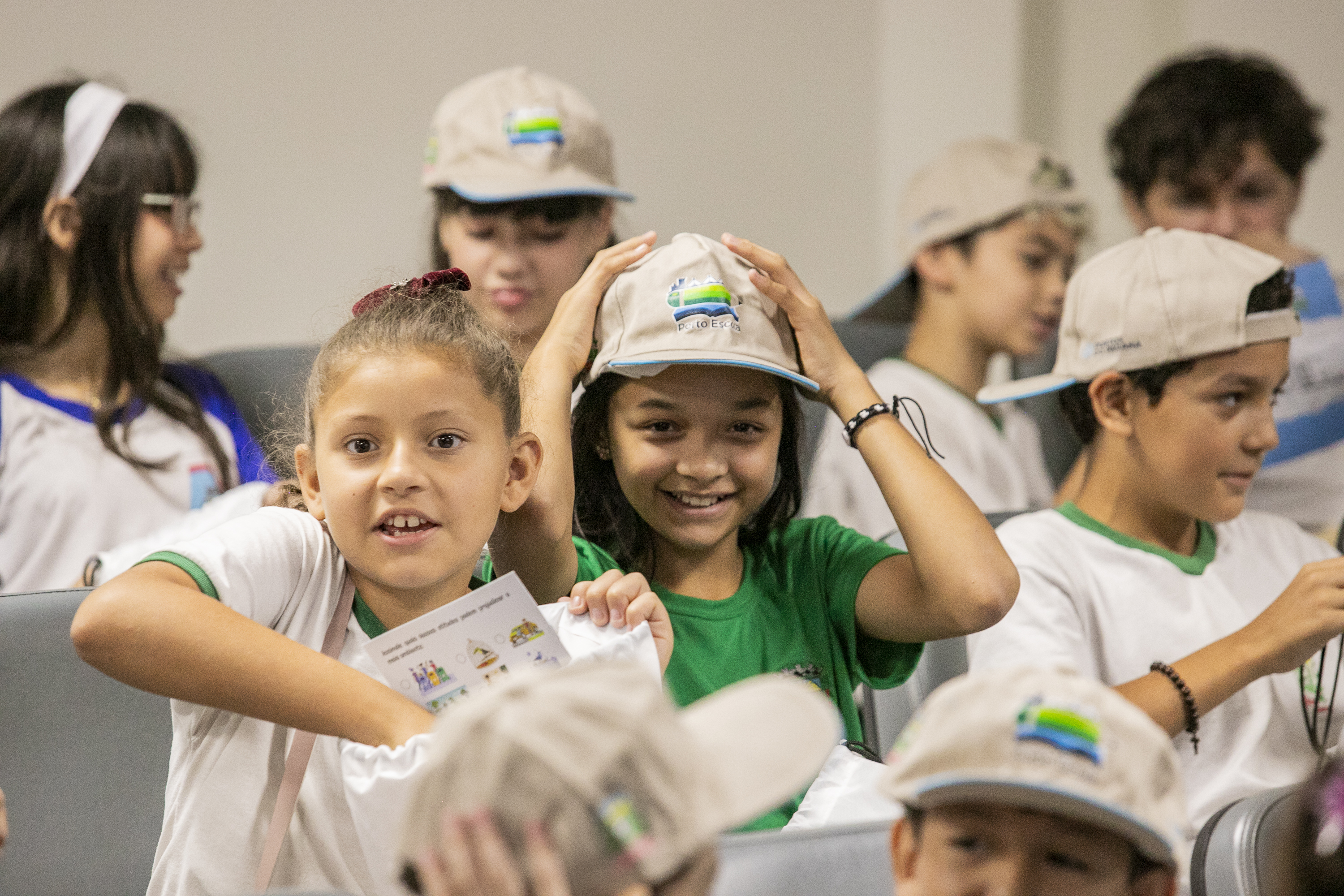 Porto Escola 2026 inicia com visitas de alunos ao cais em Paranaguá