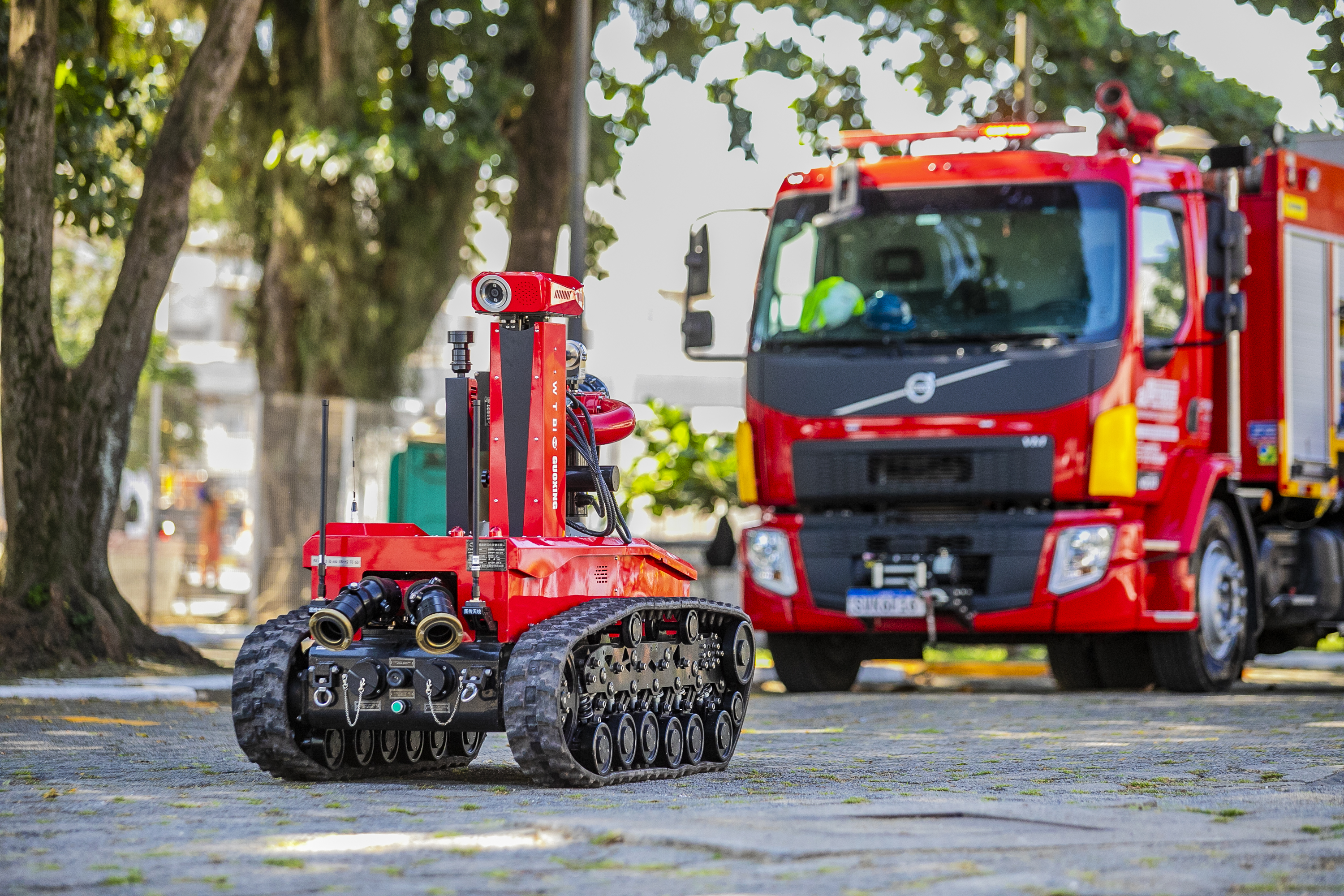 Robô de combate a incêndio é testado no Porto de Paranaguá
