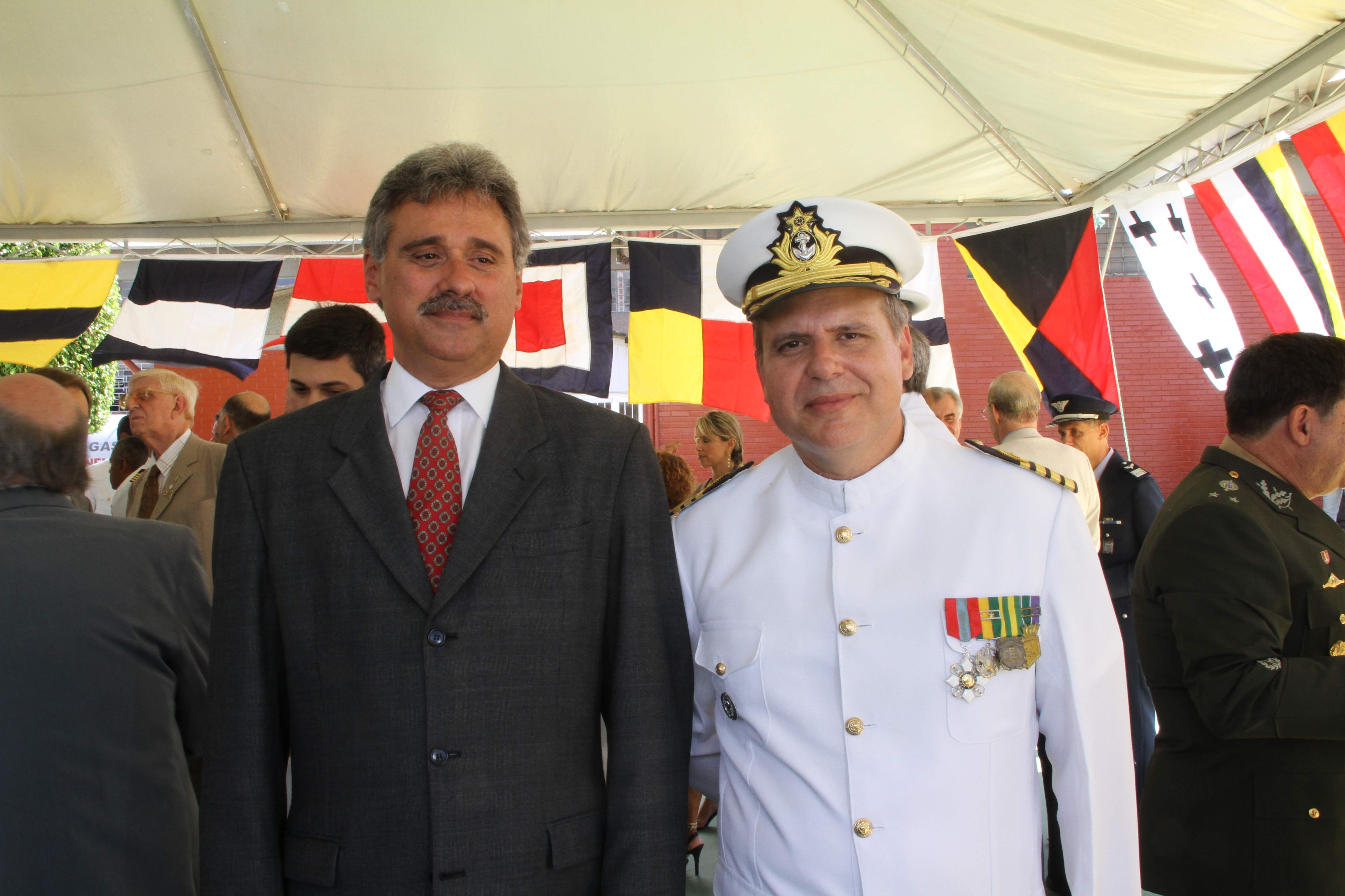 O superintendente da APPA ao lado do novo comandante da Capitania dos Portos do Paraná, capitão-de-Mar-e-Guerra José Henrique Corbage Rabello.