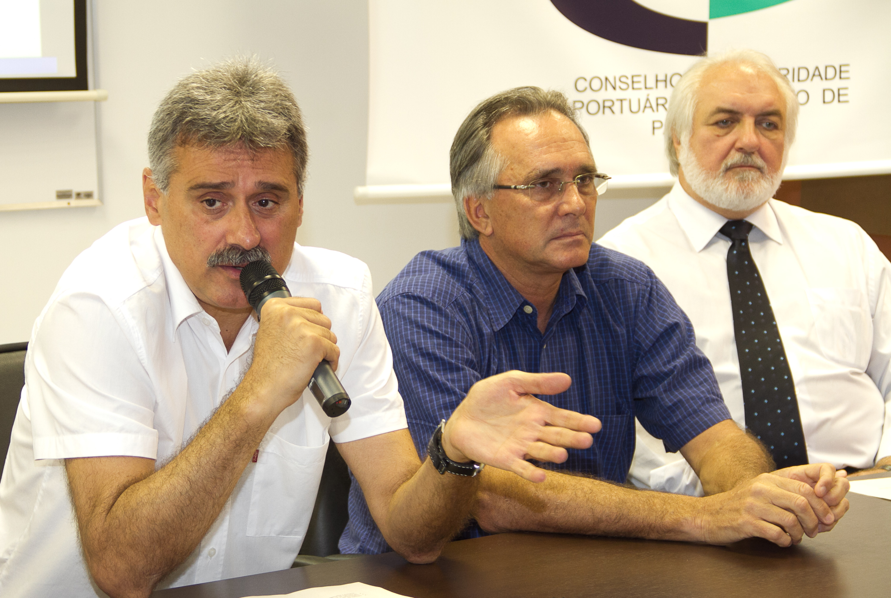 O superintendente Airton Vidal Maron, diretor técnico, Paulinho Dalmaz e o procurador jurídico, Maurício Sá de Ferrante, durante o encontro com a imprensa do litoral.
