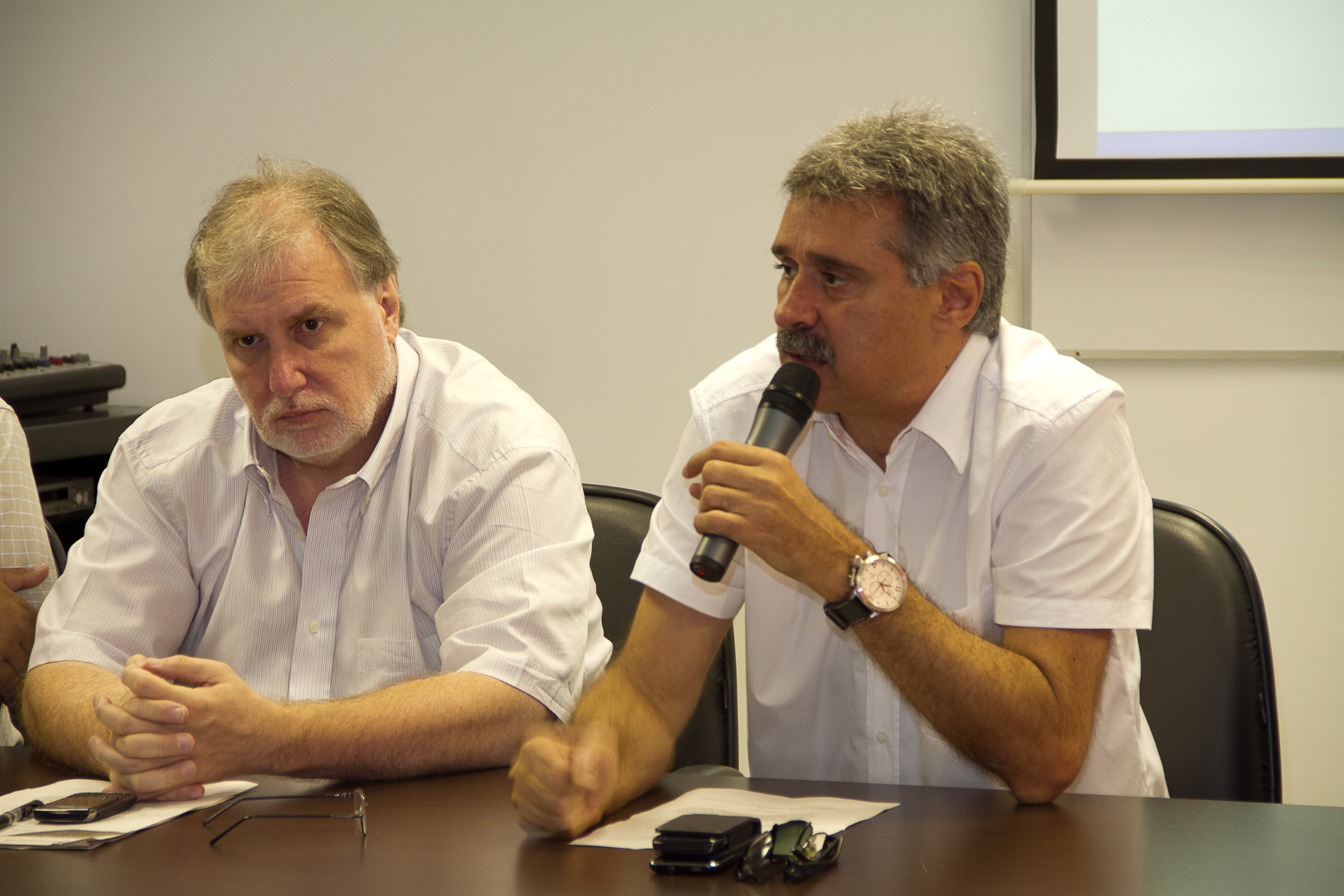 O diretor empresarial, Lorenço Fregonese e o superintendente Airton Vidal Maron, falam dos projetos para o Porto de Paranaguá durante o encontro com a imprensa do litoral.