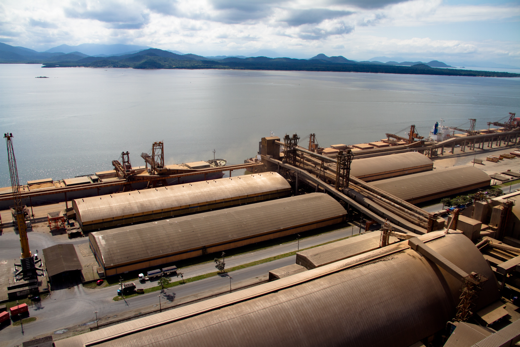 A Administração dos Portos de Paranaguá e Antonina (Appa) estabeleceu novas normas e procedimentos para garantir mais qualidade e segurança na operação de cargas pelo Corredor de Exportação do Porto de Paranaguá. O objetivo da ordem de serviço é ampliar o monitoramento e controle da fiscalização dos sistemas de medição de pesos para todos os terminais interligados ao complexo.