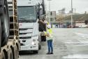 A partir desta semana, os trabalhadores que entram no cais público do Porto de Paranaguá recebem informações claras sobre as regras gerais de segurança e o regulamento da rota de tráfego de veículos e pedestres. 
