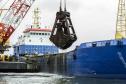 Os berços do Porto de Paranaguá começam a ser dragados por um draga mecânica, nesta sexta-feira (6). Esta é a primeira vez que uma “Clamshell” realiza obras nos portos paranaenses. A diferença entre essa e as embarcações comuns na realização desse serviço marítimo, no Estado, é a precisão e a segurança para dragar mais próximo ao costado.