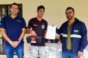 Moradores da Ilha do Teixeira receberam nesta quinta-feira (23) o certificado de conclusão do curso e um kit de ferramentas. O objetivo da ação da empresa Portos do Paraná é que os pescadores possam consertar e fazer a manutenção dos próprios barcos.