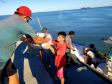 O Governo do Paraná entregou 10,5 toneladas de alimentos para pescadores, ribeirinhos e caiçaras que vivem em nove comunidades do Litoral do Estado. O esforço atendeu 15 famílias da Ilha da Cotinga, 90 em São Miguel, 28 na Ponta do Ubá, 50 na Eufrasina, 25 na Europinha, 45 na Ilha do Teixeira, 125 na praia de Encantadas (Ilha do Mel), 50 em Piaçaguera e 100 no Amparo.