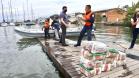 O Governo do Paraná entregou 10,5 toneladas de alimentos para pescadores, ribeirinhos e caiçaras que vivem em nove comunidades do Litoral do Estado. O esforço atendeu 15 famílias da Ilha da Cotinga, 90 em São Miguel, 28 na Ponta do Ubá, 50 na Eufrasina, 25 na Europinha, 45 na Ilha do Teixeira, 125 na praia de Encantadas (Ilha do Mel), 50 em Piaçaguera e 100 no Amparo.