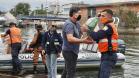 O Governo do Paraná entregou 10,5 toneladas de alimentos para pescadores, ribeirinhos e caiçaras que vivem em nove comunidades do Litoral do Estado. O esforço atendeu 15 famílias da Ilha da Cotinga, 90 em São Miguel, 28 na Ponta do Ubá, 50 na Eufrasina, 25 na Europinha, 45 na Ilha do Teixeira, 125 na praia de Encantadas (Ilha do Mel), 50 em Piaçaguera e 100 no Amparo.
