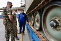 Trinta veículos foram doados pelos Estados Unidos ao Exército Brasileiro. Os tanques que vieram de Galveston, Texas, serão restaurados e modernizados para operações militares no País. 