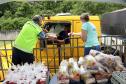 Caminhoneiros ganharam kit de alimentos quando os restaurantes das estradas estavam fechados.