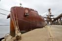 Mais um grande navio graneleiro atraca no Corredor de Exportação do Porto de Paranaguá para receber uma carga recorde de farelo de soja. O Pacific Myra, com 292 metros de comprimento (loa) e 45 metros de largura (boca), atracou no berço 214, no último final de semana, e segue carregando. A embarcação vai levar, para a Holanda, 108.577 mil toneladas do produto. 