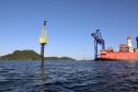 Empresa pública finaliza nesta semana a implantação de boias articuladas de sinalização náutica no Canal do Surdinho, acesso alternativo ao Porto de Paranaguá.