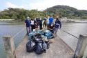 Ação na Baía de Paranaguá faz parte da Semana do Voluntariado do Governo do Estado 