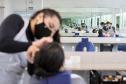 O primeiro curso ministrado gratuitamente foi de técnicas de comunicação, finalizado em outubro com cerca de 25 jovens formados. Na semana passada, teve início o de maquiagem, com 12 alunos na primeira turma.