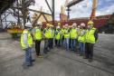 Um grupo de 16 engenheiros de diversas áreas, associados ao Instituto de Engenharia do Paraná (IEP), visitou o Porto de Paranaguá nesta quarta-feira (8). A atividade técnica integra a 27ª Semana de Engenharia da entidade e foi oportunidade para os profissionais conhecerem os projetos em desenvolvimento nos terminais portuários do Estado.