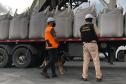 Animais fiscalizam veículos no cais do Porto de Paranaguá, sacolas e mochilas de trabalhadores portuários durante a troca de turno. Ações pontuais tem o objetivo de combater o tráfico internacional de drogas.