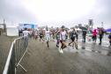 Na manhã deste domingo (16), apesar da chuva, a movimentação foi intensa não de carga, mas de pessoas, no cais do Porto de Paranaguá. Uma prova inédita, a primeira Corrida do Porto reuniu mais de mil atletas, em quatro diferentes modalidades.