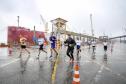 Na manhã deste domingo (16), apesar da chuva, a movimentação foi intensa não de carga, mas de pessoas, no cais do Porto de Paranaguá. Uma prova inédita, a primeira Corrida do Porto reuniu mais de mil atletas, em quatro diferentes modalidades.