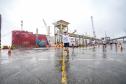 Na manhã deste domingo (16), apesar da chuva, a movimentação foi intensa não de carga, mas de pessoas, no cais do Porto de Paranaguá. Uma prova inédita, a primeira Corrida do Porto reuniu mais de mil atletas, em quatro diferentes modalidades.