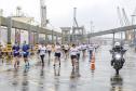 Na manhã deste domingo (16), apesar da chuva, a movimentação foi intensa não de carga, mas de pessoas, no cais do Porto de Paranaguá. Uma prova inédita, a primeira Corrida do Porto reuniu mais de mil atletas, em quatro diferentes modalidades.