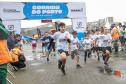 Na manhã deste domingo (16), apesar da chuva, a movimentação foi intensa não de carga, mas de pessoas, no cais do Porto de Paranaguá. Uma prova inédita, a primeira Corrida do Porto reuniu mais de mil atletas, em quatro diferentes modalidades.
