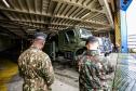 Porto de Paranaguá recebe 20 viaturas blindadas do Exército fabricadas nos EUA