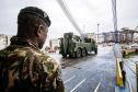 Porto de Paranaguá recebe 20 viaturas blindadas do Exército fabricadas nos EUA