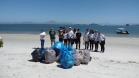 Portos do Paraná ajuda a retirar 220 quilos de resíduos de praia da Ilha do Mel
