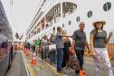 Com 2,4 mil pessoas a bordo, navio MSC Lirica desembarca em Paranaguá
