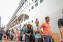 Com 2,4 mil pessoas a bordo, navio MSC Lirica desembarca em Paranaguá