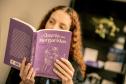 Estagiária da Portos do Paraná estreia como escritora e lança primeiro romance