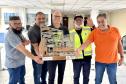 Colaboradores da Portos do Paraná comemoram pentacampeonato com troféu itinerante