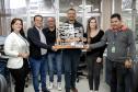 Colaboradores da Portos do Paraná comemoram pentacampeonato com troféu itinerante