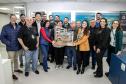Colaboradores da Portos do Paraná comemoram pentacampeonato com troféu itinerante