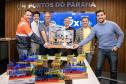 Colaboradores da Portos do Paraná comemoram pentacampeonato com troféu itinerante