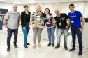 Colaboradores da Portos do Paraná comemoram pentacampeonato com troféu itinerante