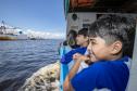 Vencedores do concurso Porto Escola 2024 passeiam de barco pela Baía de Paranaguá