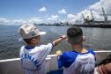 Vencedores do concurso Porto Escola 2024 passeiam de barco pela Baía de Paranaguá