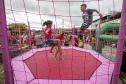 Famílias recebem doações do Natal Solidário da Portos do Paraná