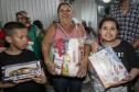 Famílias recebem doações do Natal Solidário da Portos do Paraná